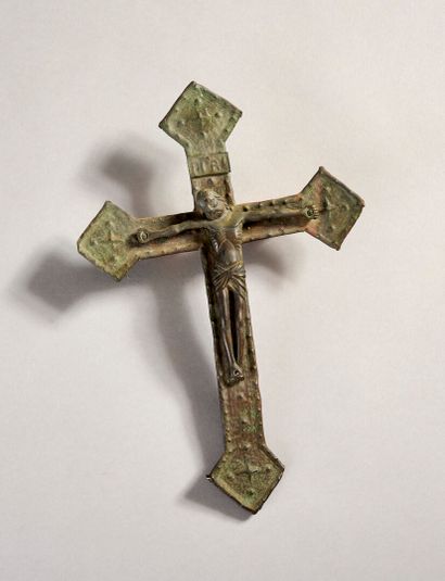 Christ en bronze sur une croix en cuivre...