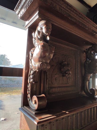 Petit cabinet en noyer tourné et richement...