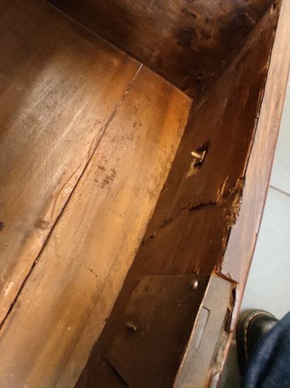 Commode d'entre-deux à façade cintrée en...