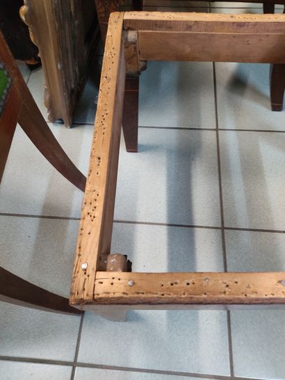 Paire de chaises en placage d'acajou à décor...