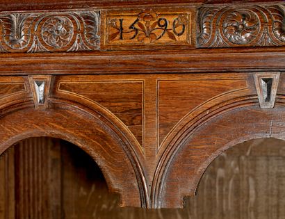 Dressoir en chêne mouluré et sculpté, ouvrant...