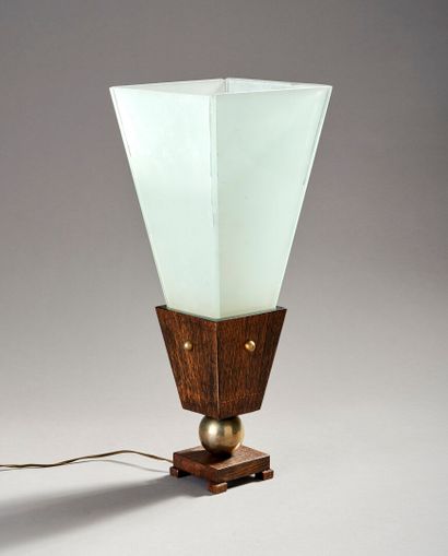 Lampe à poser en chêne façon palmier.

La...