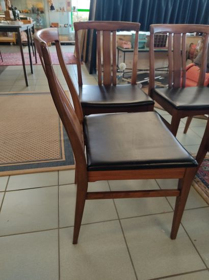 Suite de quatre chaises en palissandre (?)

Dossier...
