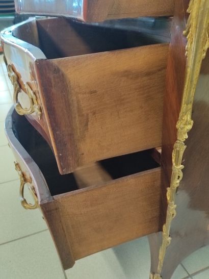 Commode d'entre-deux galbée toutes faces...