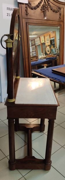 Coiffeuse en acajou et placage d'acajou.

Ouvre...