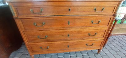Commode en noyer ouvrant à 4 tiroirs sur...