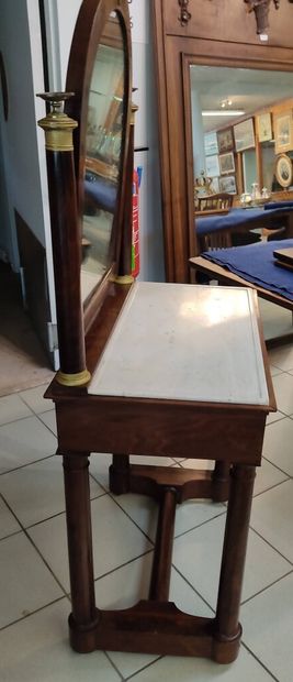 Coiffeuse en acajou et placage d'acajou.

Ouvre...