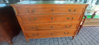 Commode en noyer ouvrant à 4 tiroirs sur...