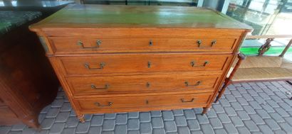 Commode en noyer ouvrant à 4 tiroirs sur...
