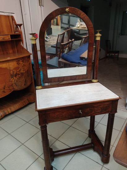 Coiffeuse en acajou et placage d'acajou.

Ouvre...