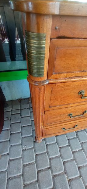 Commode en noyer ouvrant à 4 tiroirs sur...