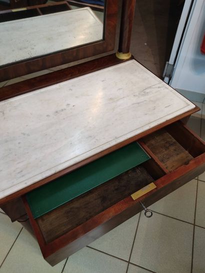 Coiffeuse en acajou et placage d'acajou.

Ouvre...