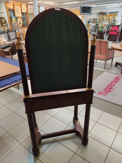 Coiffeuse en acajou et placage d'acajou.

Ouvre...