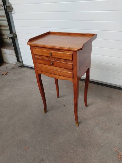 Table de salon en noyer, ouvrant à un écran...