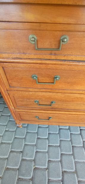 Commode en noyer ouvrant à 4 tiroirs sur...