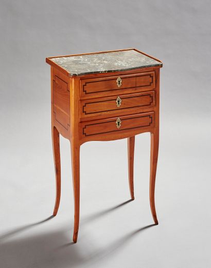 Petite table de salon en merisier à léger...