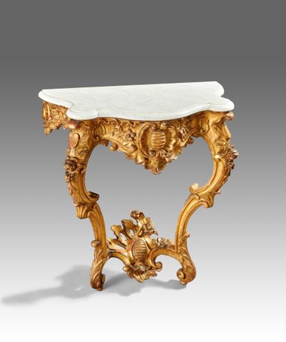 Console galbée en bois redoré et sculpté.

La...