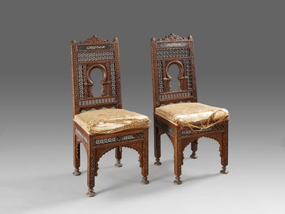 Paire de chaises en bois sculpté, le dossier...