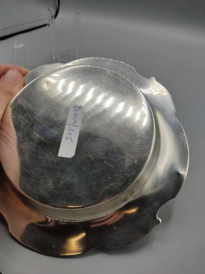 Pair of silver coasters.

Model filets contours...