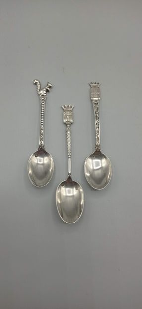 Three commemorative or city spoons in silver.

-...