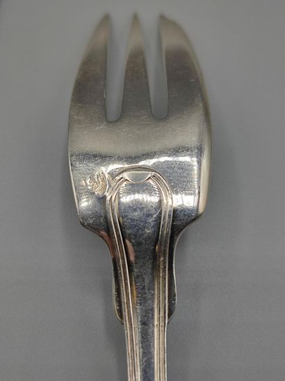 Silver cake service model filets shells composed...