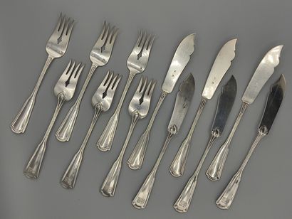 Silver fish service with six pieces of cutlery.

Spatulas...