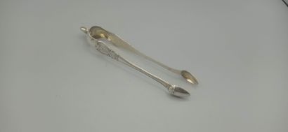 Silver sugar tongs.

Internal parts in vermeil.

Minerve...