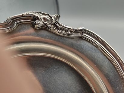 Pair of silver coasters.

Model filets contours...