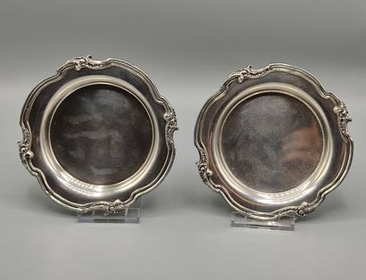 Pair of silver coasters.

Model filets contours...