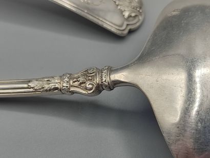 Pair of cream / sauce ladles in silver 

Hallmarks...