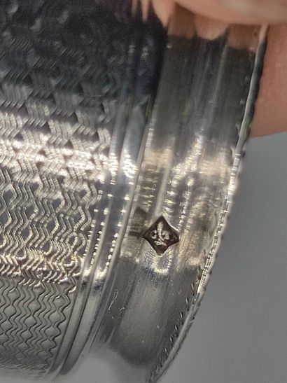 Silver napkin ring with guilloche decoration

Cartouche...
