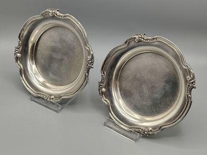 Pair of silver coasters.

Model filets contours...