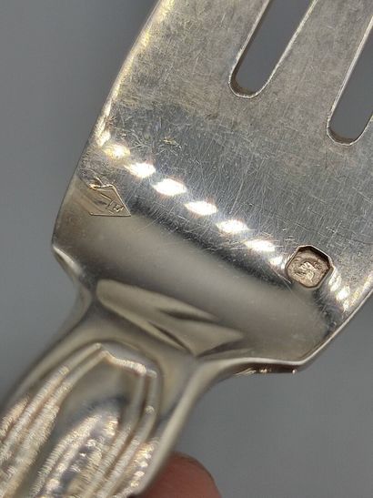 Silver cake service model filets shells composed...