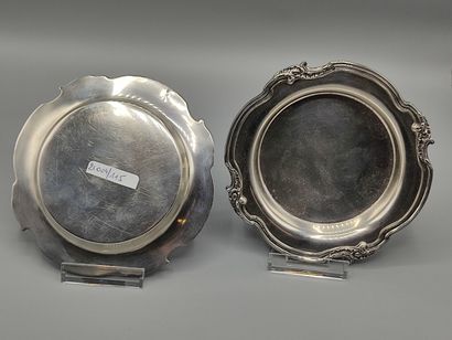 Pair of silver coasters.

Model filets contours...
