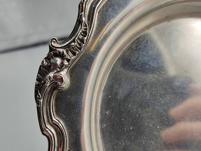 Pair of silver coasters.

Model filets contours...