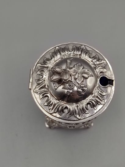 Silver mustard pot resting on four feet....