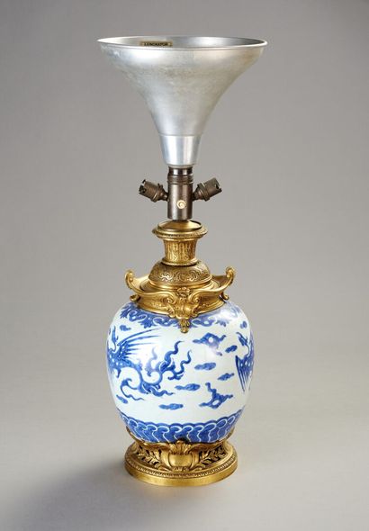 CHINE.

Vase monté en lampe en porcelaine...