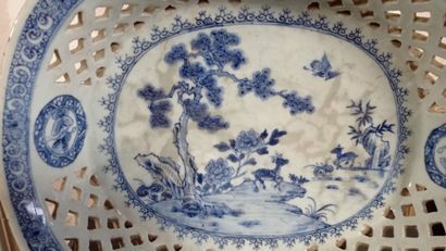 CHINE.

Bannette en porcelaine bleue et blanche.

Décor...
