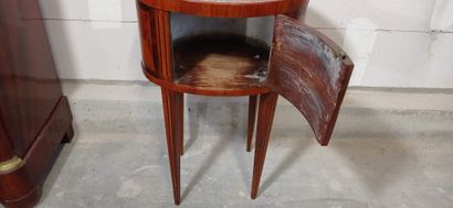 Table de salon de forme tambour, toutes faces...