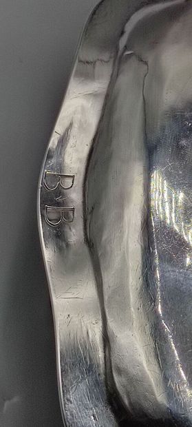 ARRAS 1785.

Porte-huilier en argent au plateau...