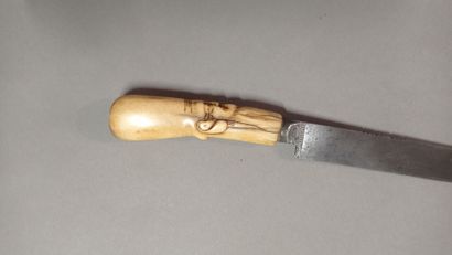 





Couteau au manche en os à décor stylisé...