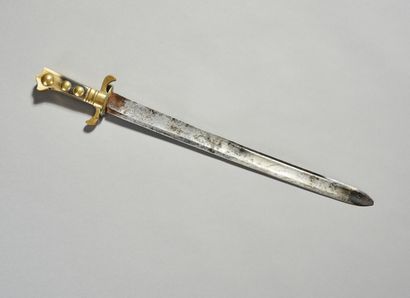 Dague de chasse.

Poignée en corne ornée...