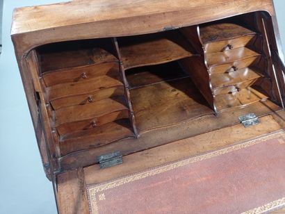 Commode scribane en noyer et bois naturel.

Elle...