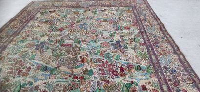 
Grand tapis noué main à décor d'animaux,...