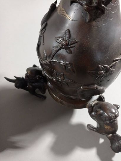 CHINE ou JAPON.

Paire de vases en bronze...