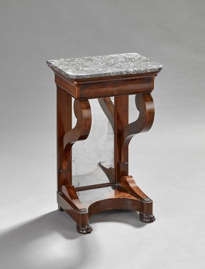 Console en acajou et placage d'acajou sur...