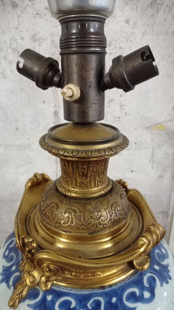CHINE.

Vase monté en lampe en porcelaine...