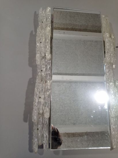 Curieux miroir éclairant à décor sur les...