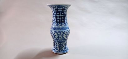 CHINE.

Vase à col évasé en porcelaine bleue...