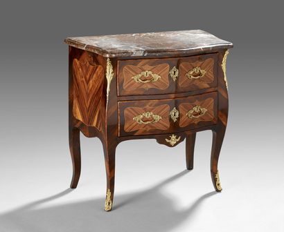 Commode sauteuse galbée toutes faces en placage...
